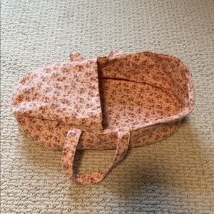 Oil Ella Dinkum Dolls carry cot - meadow